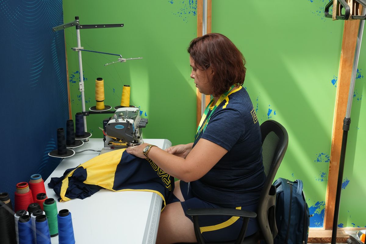 Centro de distribuição de uniformes na base do Brasil em Paris por Vitor Jubini