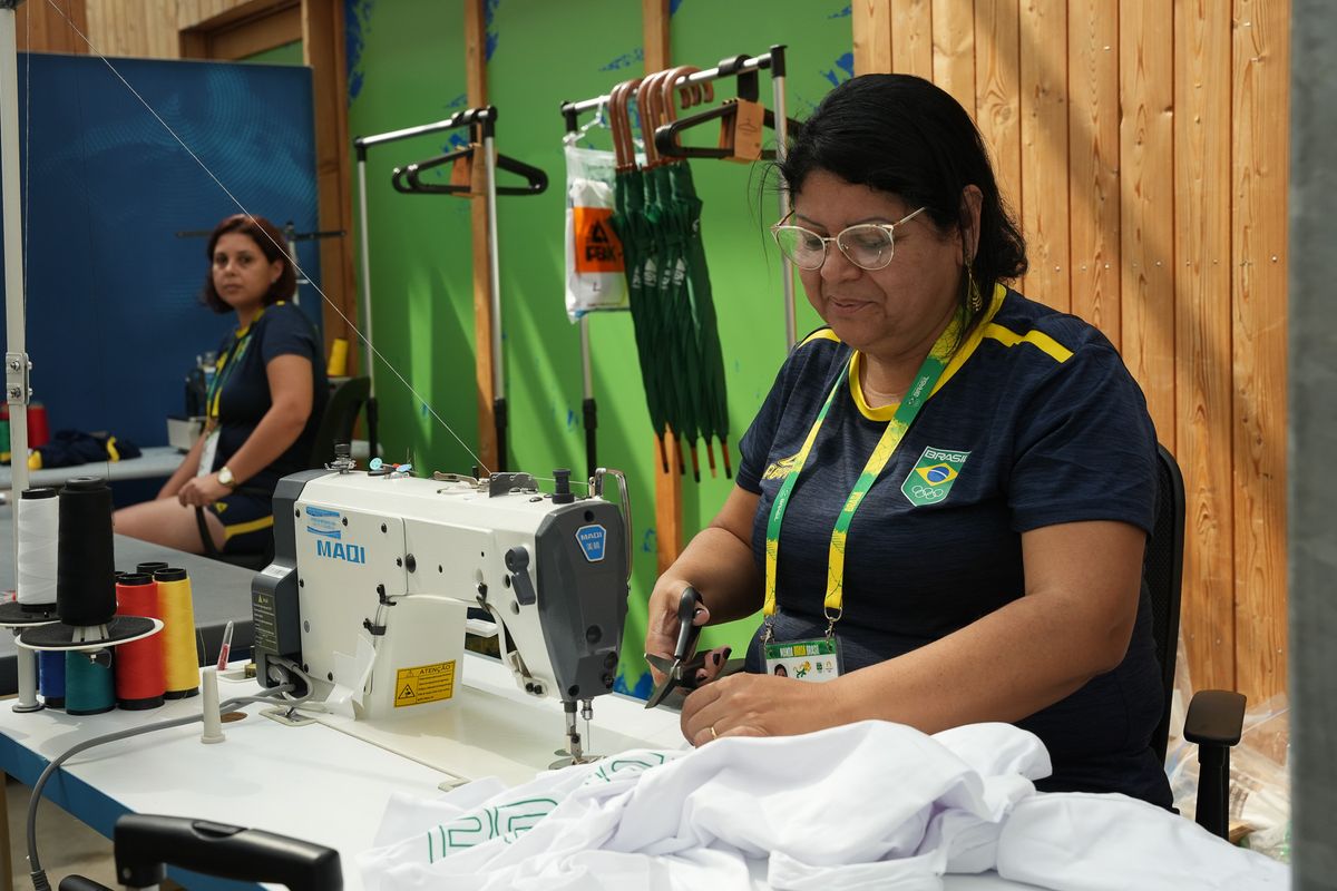 Centro de distribuição de uniformes na base do Brasil em Paris por Vitor Jubini
