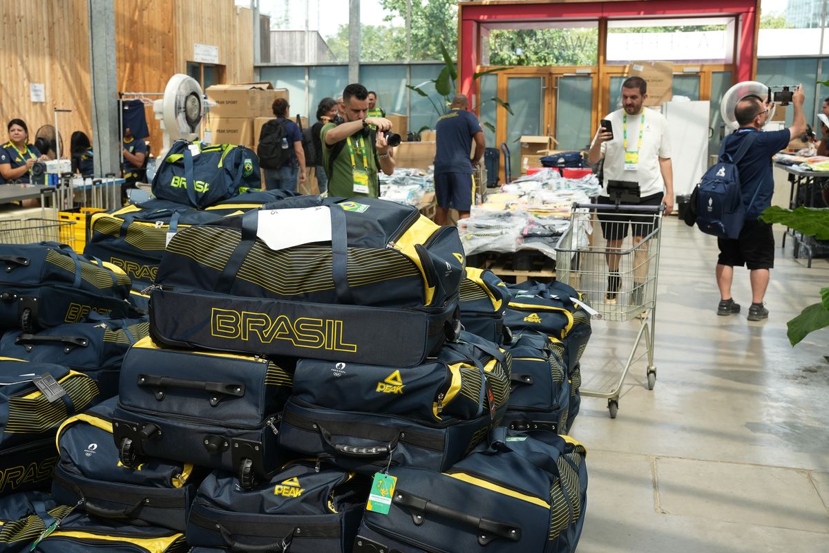 Centro de distribuição de uniformes na base do Brasil em Paris por Vitor Jubini