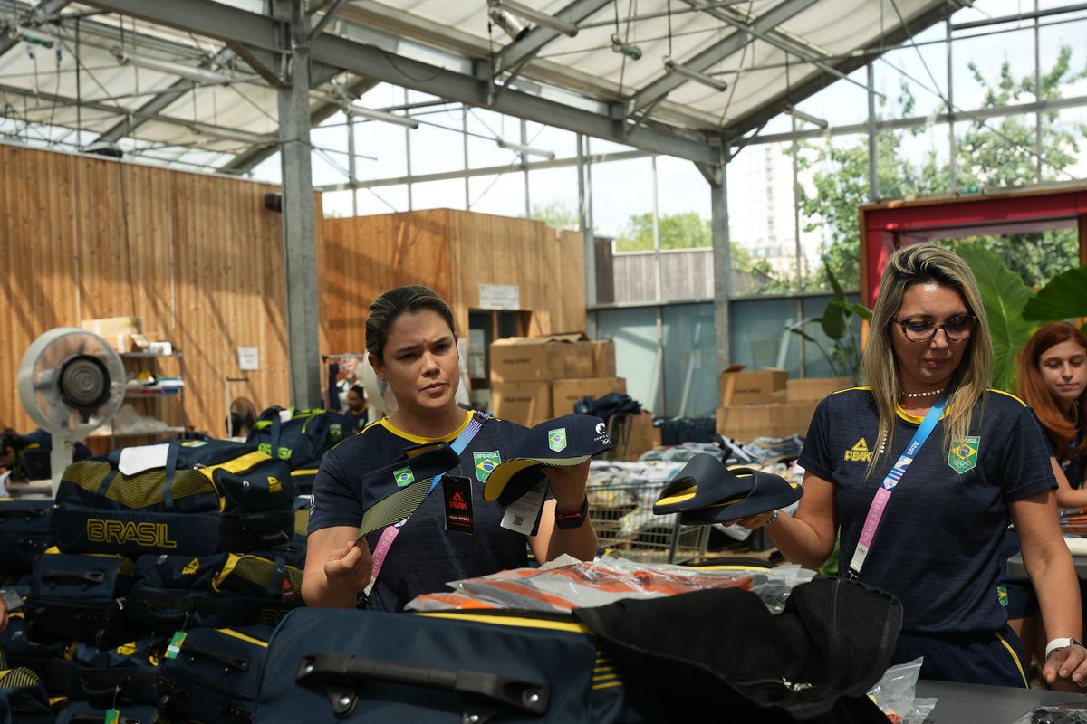 Centro de distribuição de uniformes na base do Brasil em Paris por Vitor Jubini