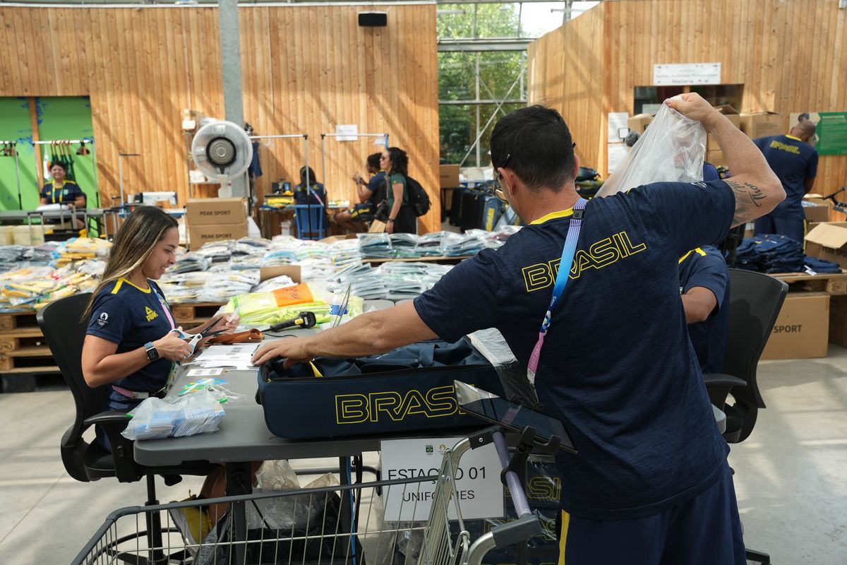 Centro de distribuição de uniformes na base do Brasil em Paris por Vitor Jubini