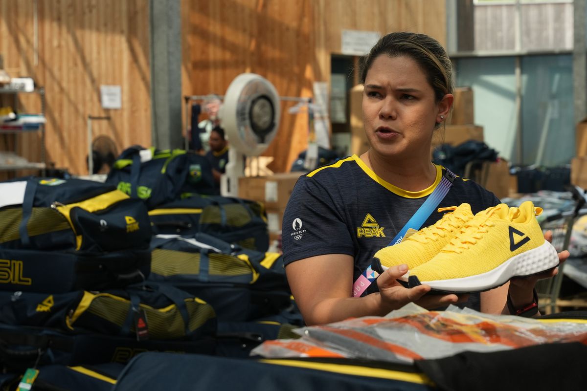 Centro de distribuição de uniformes na base do Brasil em Paris por Vitor Jubini