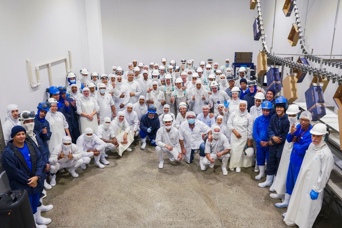 Parte da equipe de colaboradores do frigorífico Frilara