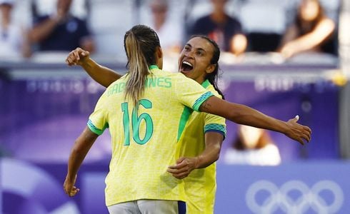 Com uma linda assistência, a Rainha liderou o Brasil rumo à vitória no primeiro jogo nas Olimpíadas. Gabi Nunes balançou as redes