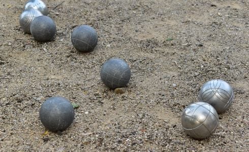 O jogo, que se assemelha com a tradicional bocha (bola de pau) aqui do Brasil, é uma atividade criada na França e praticada ao ar livre