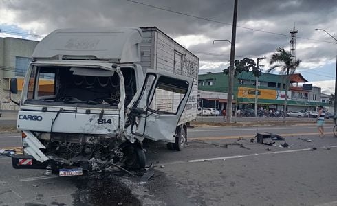 Segundo a Polícia Rodoviária Federal (PRF), o condutor teve ferimentos leves; colisão aconteceu nesta terça-feira (26)