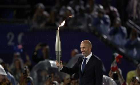 Com desfile das delegações no Rio Sena, a cerimônia que oficializou a abertura oficial dos Jogos mostrou uma França unida e multicultural; veja imagens