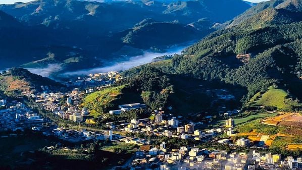 Festa de emancipação da cidade, realizada com verba pública, tem entrada à venda por R$ 40 (inteira). Nas redes sociais, moradores criticam a cobrança