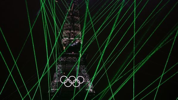 A Torre Eiffel recebeu iluminação especial e foi um dos ápices da reta final da cerimônia de Abertura dos Jogos