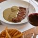 L'Entrecote com fritas do bistrô Caçarola, no Barro Vermelho, Vitória 