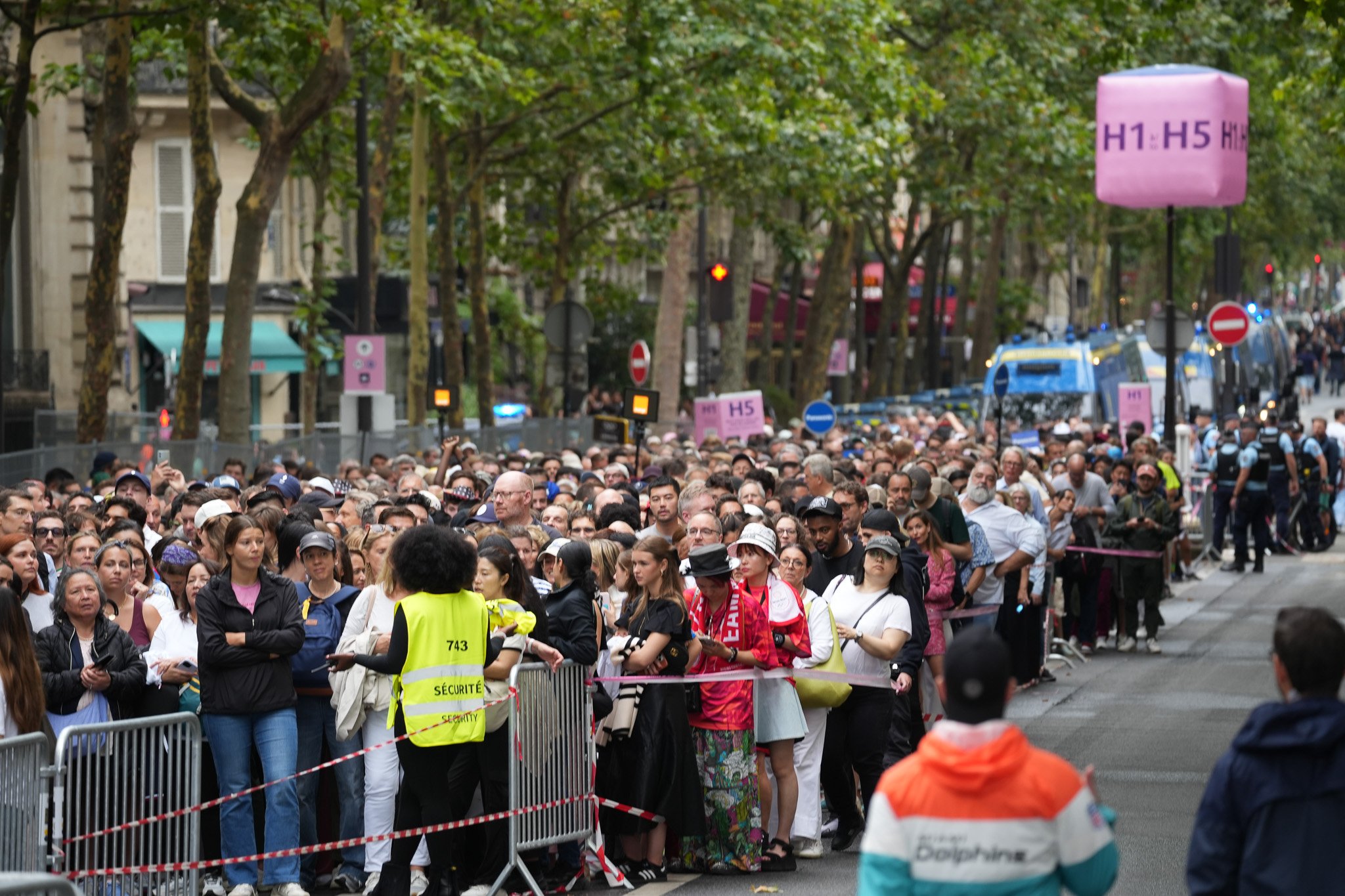 Multidão chegando para abertura dos jogos olímpicos de Paris 2024