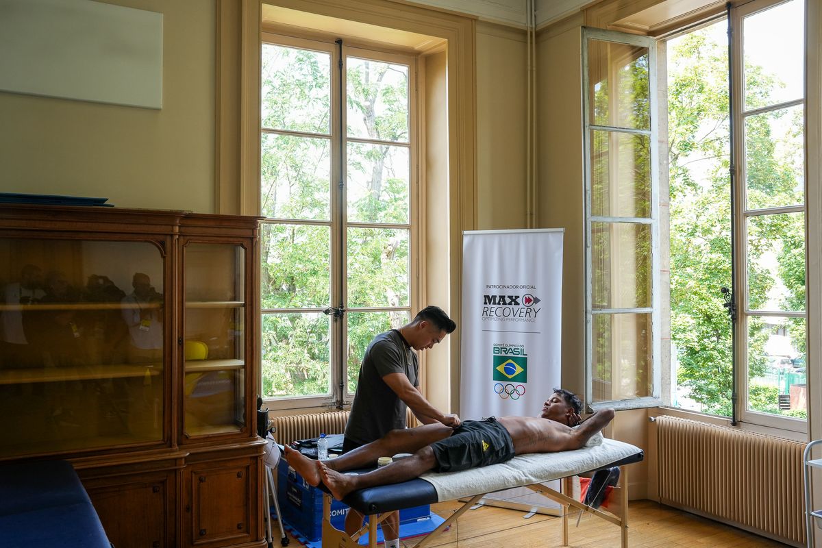Atleta recebe tratamento médico no Chateau St Ouen, base do Time Brasil nas Olimpíadas de Paris 2024 por Vitor Jubini