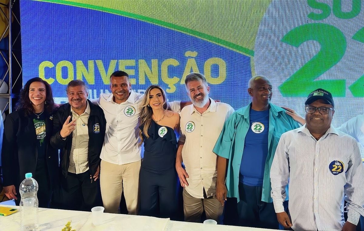 Convenção do PL confirma Luiz Mattos (3º, da esquerda para a direita) e apresenta Richard Costa (barba) para a disputa à Prefeitura de Anchieta