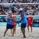 A dupla brasileira Evandro/Arthur vence os austríacos Horst e Horl no Eiffel Tower Stadium; Veja imagens.