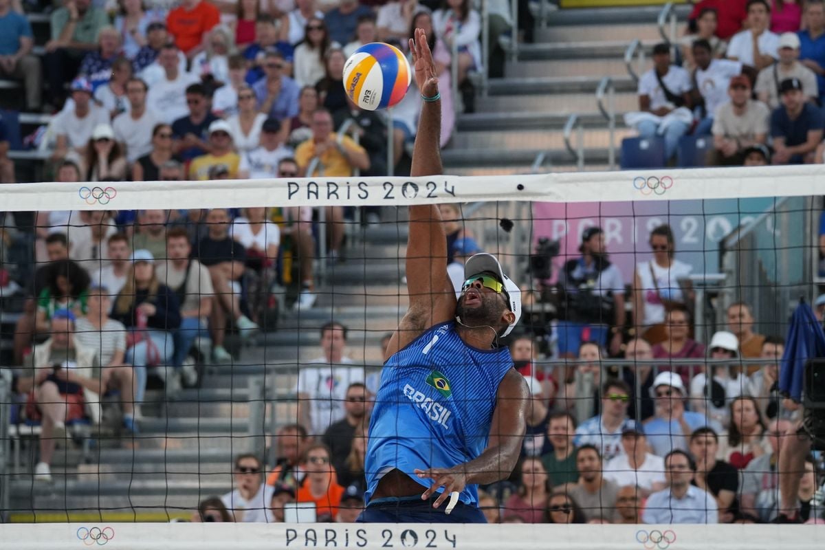 A dupla brasileira Evandro/Arthur vence os austríacos Horst e Horl no Eiffel Tower Stadium; Veja imagens. por Vitor Jubini