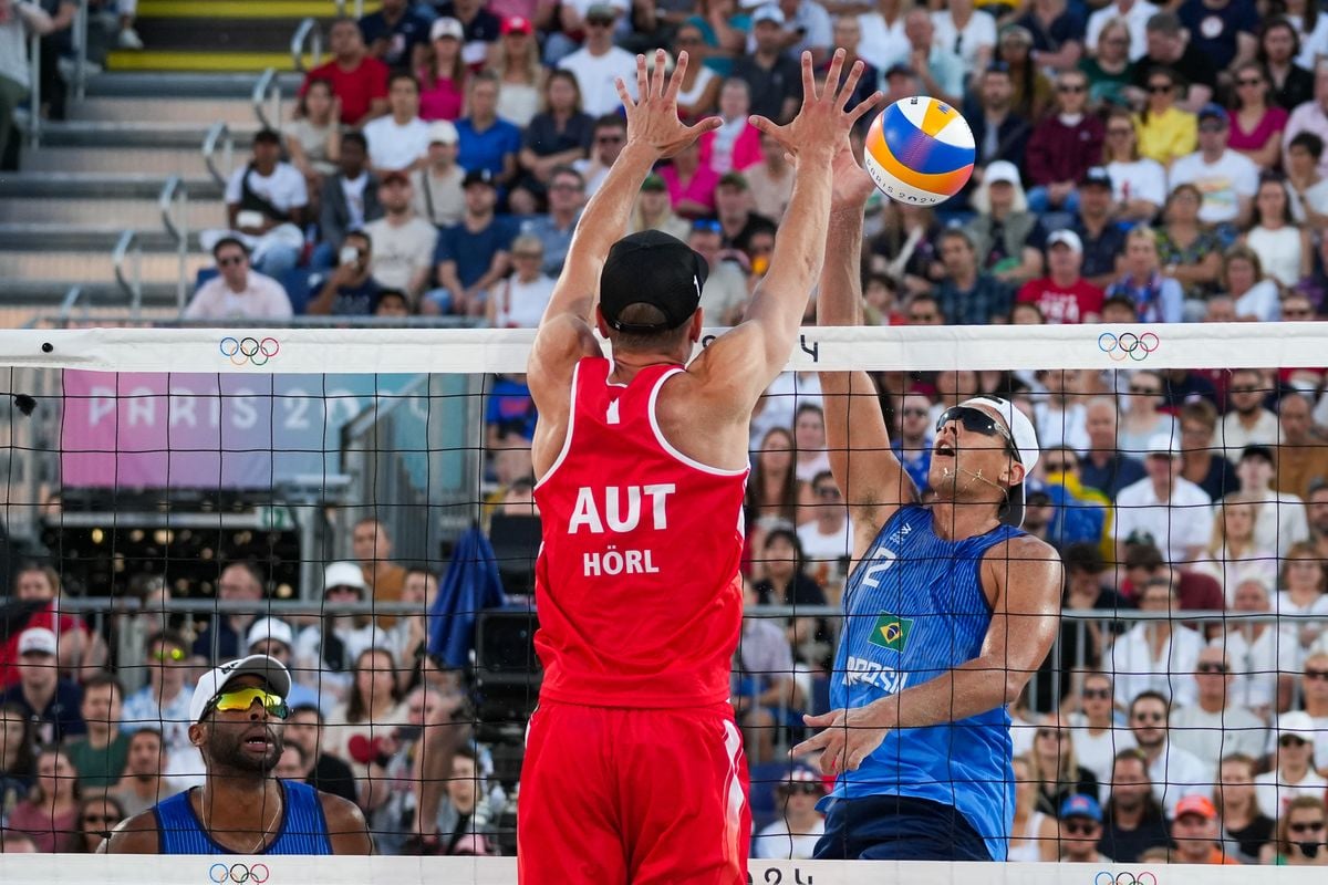 A dupla brasileira Evandro/Arthur vence os austríacos Horst e Horl no Eiffel Tower Stadium; Veja imagens. por Vitor Jubini