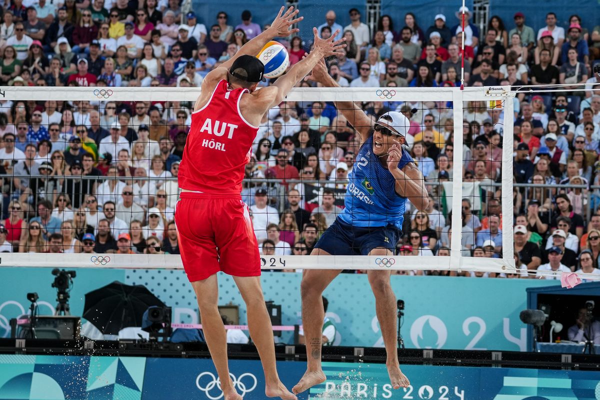 A dupla brasileira Evandro/Arthur vence os austríacos Horst e Horl no Eiffel Tower Stadium; Veja imagens. por Vitor Jubini