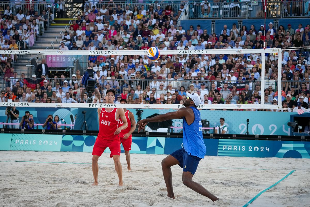 A dupla brasileira Evandro/Arthur vence os austríacos Horst e Horl no Eiffel Tower Stadium; Veja imagens. por Vitor Jubini