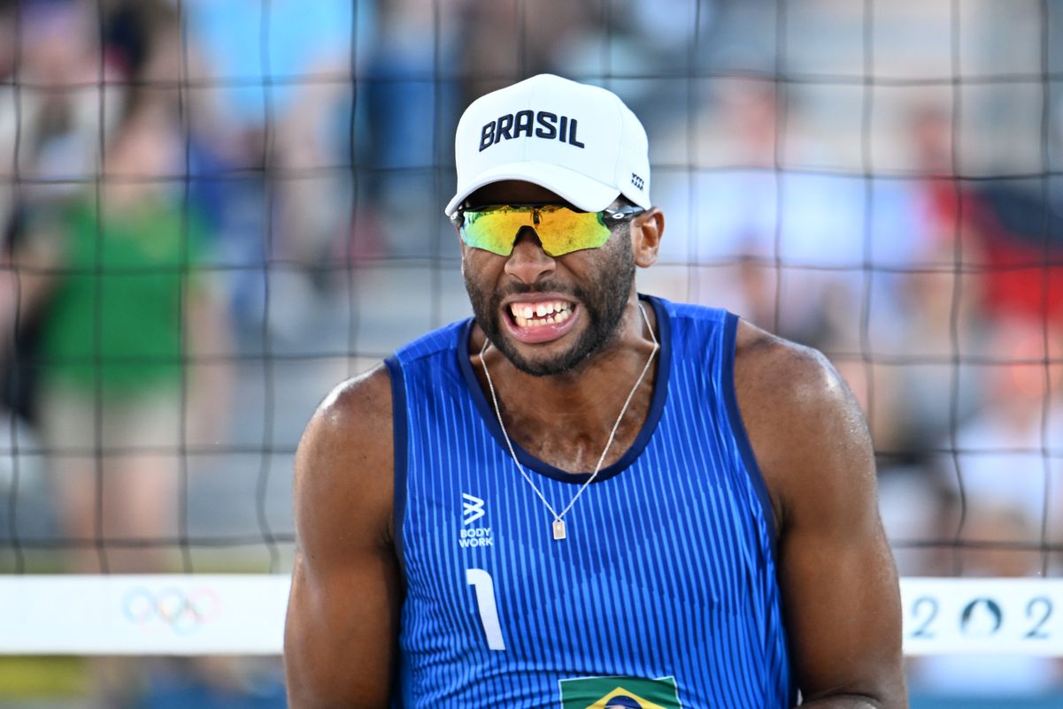 A dupla brasileira Evandro/Arthur vence os austríacos Horst e Horl no Eiffel Tower Stadium; Veja imagens. por Vitor Jubini