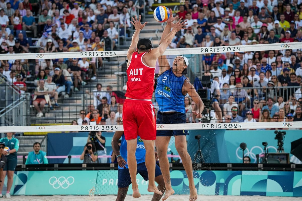 A dupla brasileira Evandro/Arthur vence os austríacos Horst e Horl no Eiffel Tower Stadium; Veja imagens. por Vitor Jubini