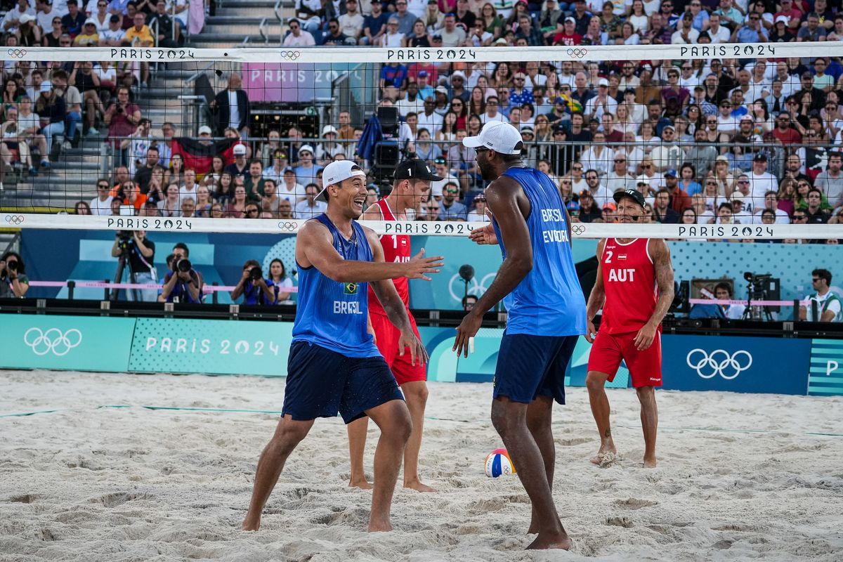 A dupla brasileira Evandro/Arthur vence os austríacos Horst e Horl no Eiffel Tower Stadium; Veja imagens. por Vitor Jubini