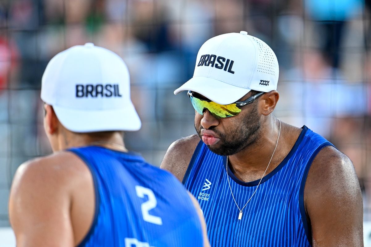A dupla brasileira Evandro/Arthur vence os austríacos Horst e Horl no Eiffel Tower Stadium; Veja imagens. por Vitor Jubini