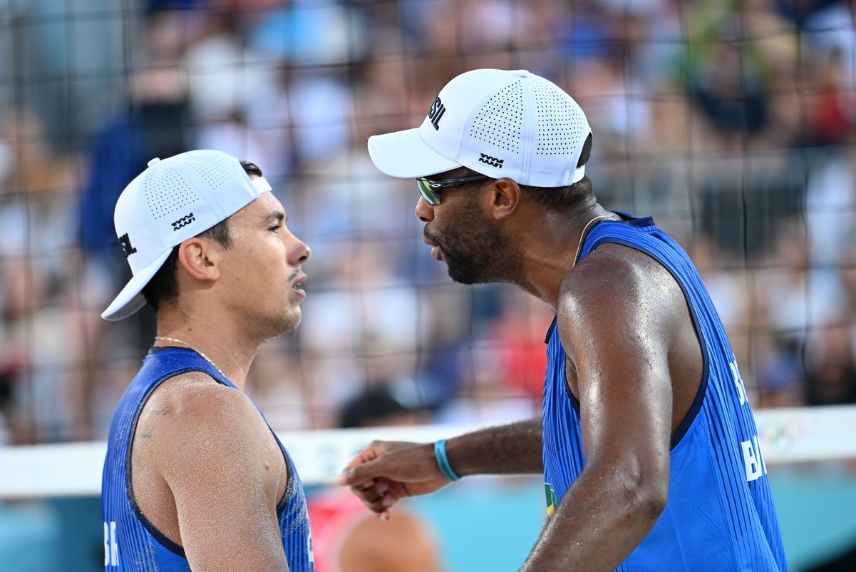 A dupla brasileira Evandro/Arthur vence os austríacos Horst e Horl no Eiffel Tower Stadium; Veja imagens. por Vitor Jubini
