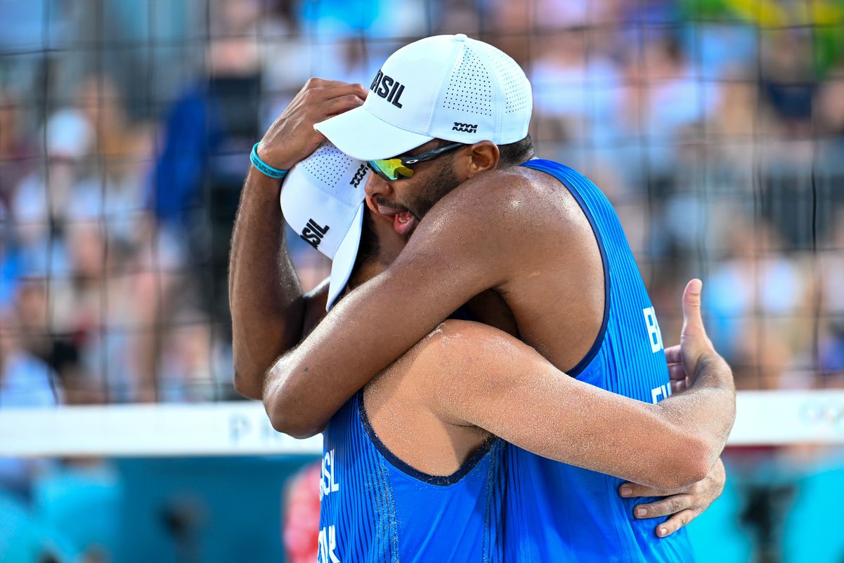 A dupla brasileira Evandro/Arthur vence os austríacos Horst e Horl no Eiffel Tower Stadium; Veja imagens. por Vitor Jubini