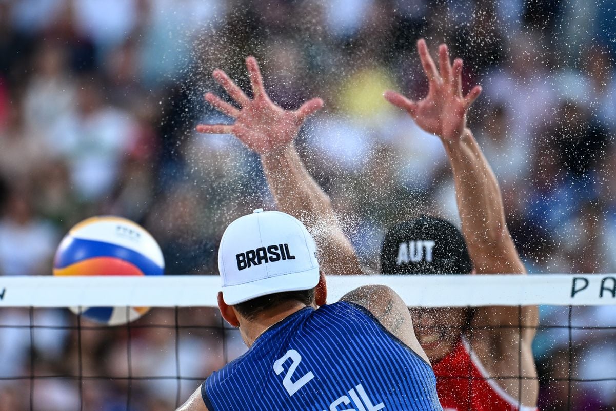 A dupla brasileira Evandro/Arthur vence os austríacos Horst e Horl no Eiffel Tower Stadium; Veja imagens. por Vitor Jubini