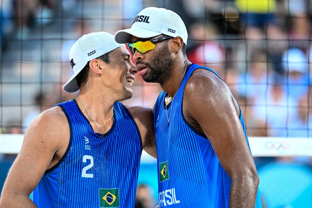A dupla brasileira Evandro/Arthur vence os austríacos Horst e Horl no Eiffel Tower Stadium; Veja imagens. por Vitor Jubini