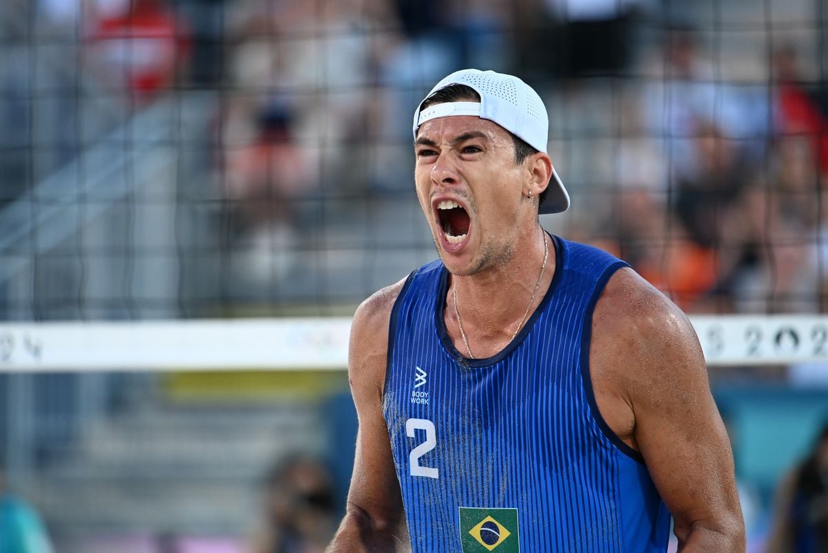 A dupla brasileira Evandro/Arthur vence os austríacos Horst e Horl no Eiffel Tower Stadium; Veja imagens. por Vitor Jubini
