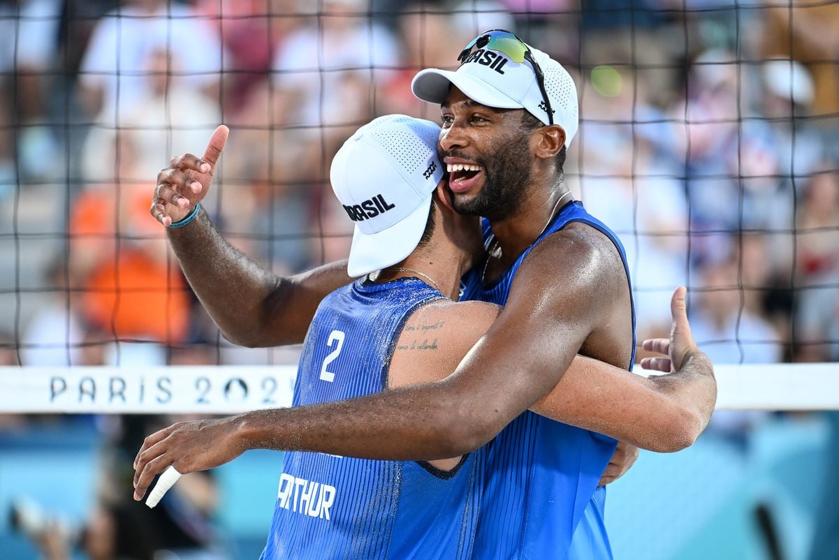 A dupla brasileira Evandro/Arthur vence os austríacos Horst e Horl no Eiffel Tower Stadium; Veja imagens. por Vitor Jubini