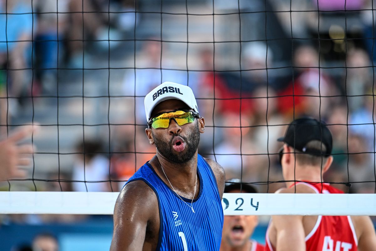 A dupla brasileira Evandro/Arthur vence os austríacos Horst e Horl no Eiffel Tower Stadium; Veja imagens. por Vitor Jubini