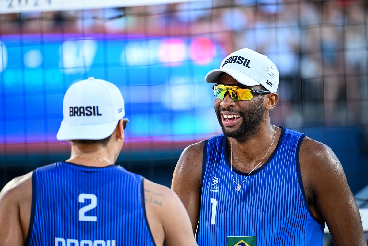 A dupla brasileira Evandro/Arthur vence os austríacos Horst e Horl no Eiffel Tower Stadium; Veja imagens. por Vitor Jubini