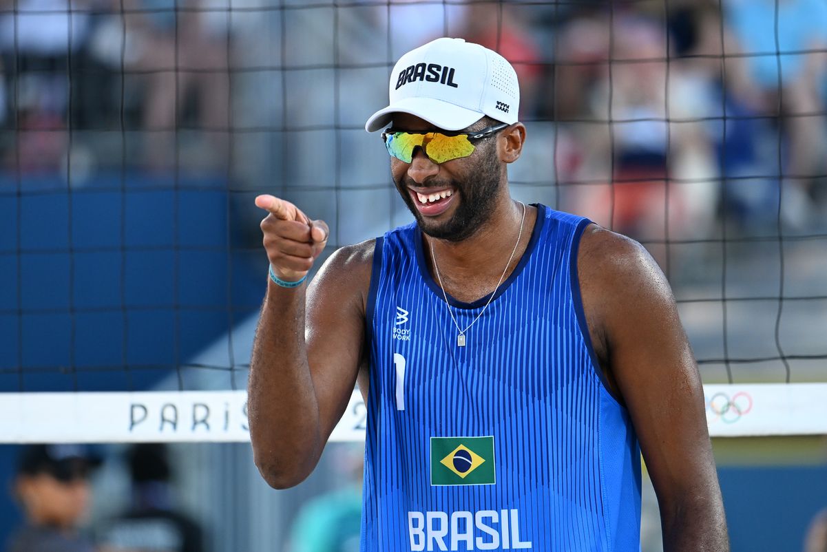 A dupla brasileira Evandro/Arthur vence os austríacos Horst e Horl no Eiffel Tower Stadium; Veja imagens. por Vitor Jubini