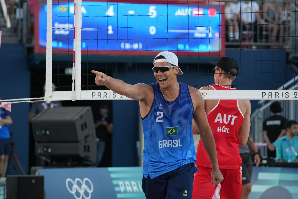 A dupla brasileira Evandro/Arthur vence os austríacos Horst e Horl no Eiffel Tower Stadium; Veja imagens. por Vitor Jubini