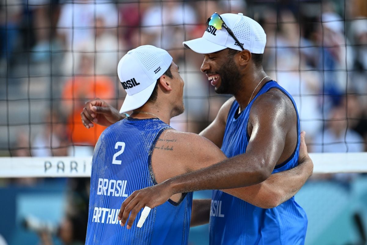 A dupla brasileira Evandro/Arthur vence os austríacos Horst e Horl no Eiffel Tower Stadium; Veja imagens. por Vitor Jubini