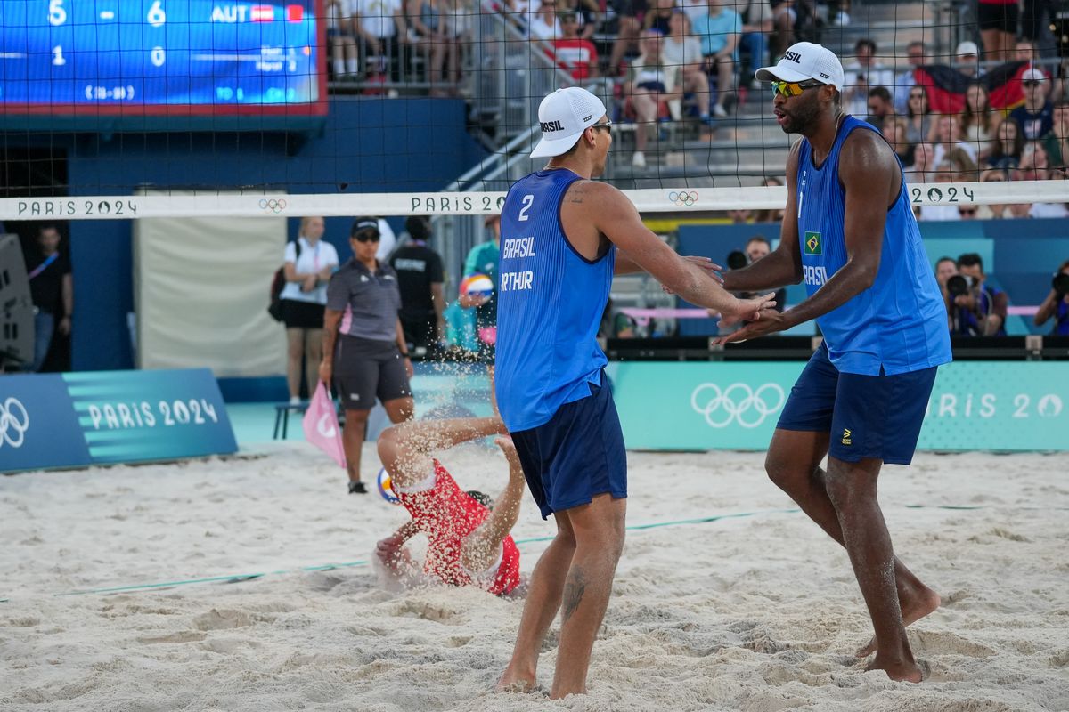 A dupla brasileira Evandro/Arthur vence os austríacos Horst e Horl no Eiffel Tower Stadium; Veja imagens. por Vitor Jubini
