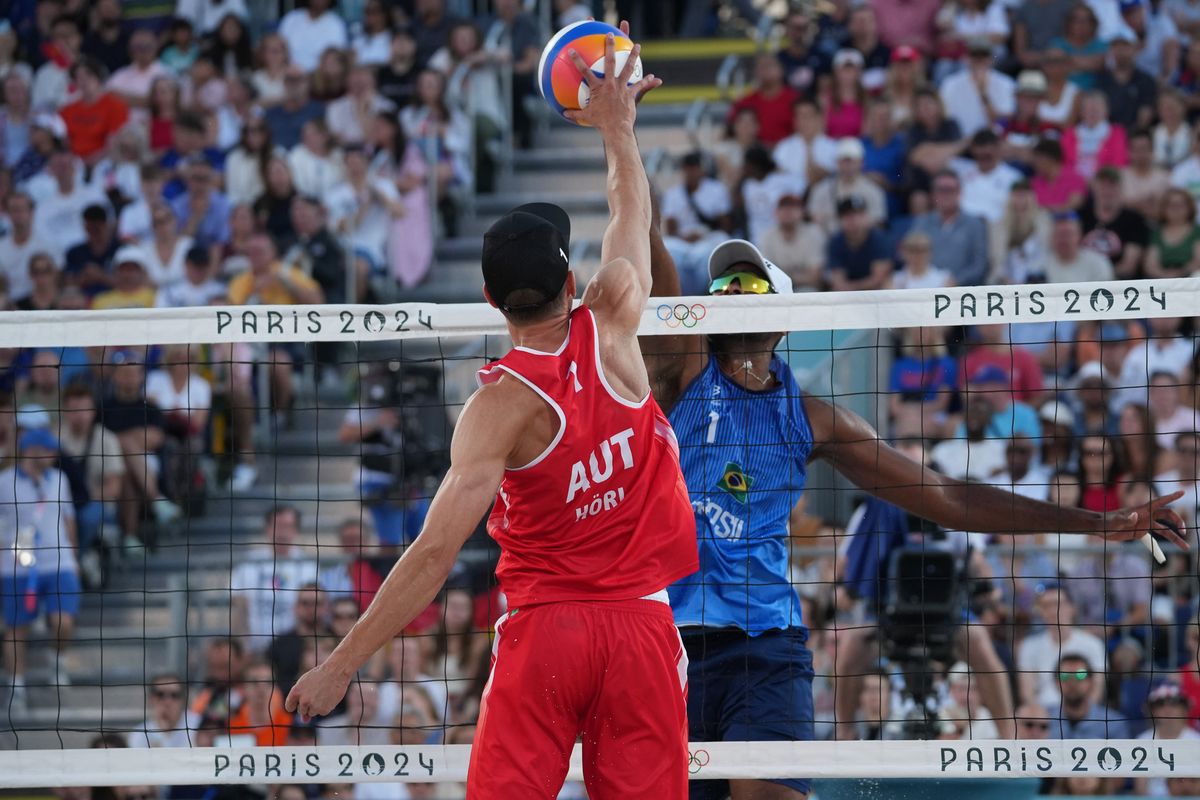 A dupla brasileira Evandro/Arthur vence os austríacos Horst e Horl no Eiffel Tower Stadium; Veja imagens. por Vitor Jubini