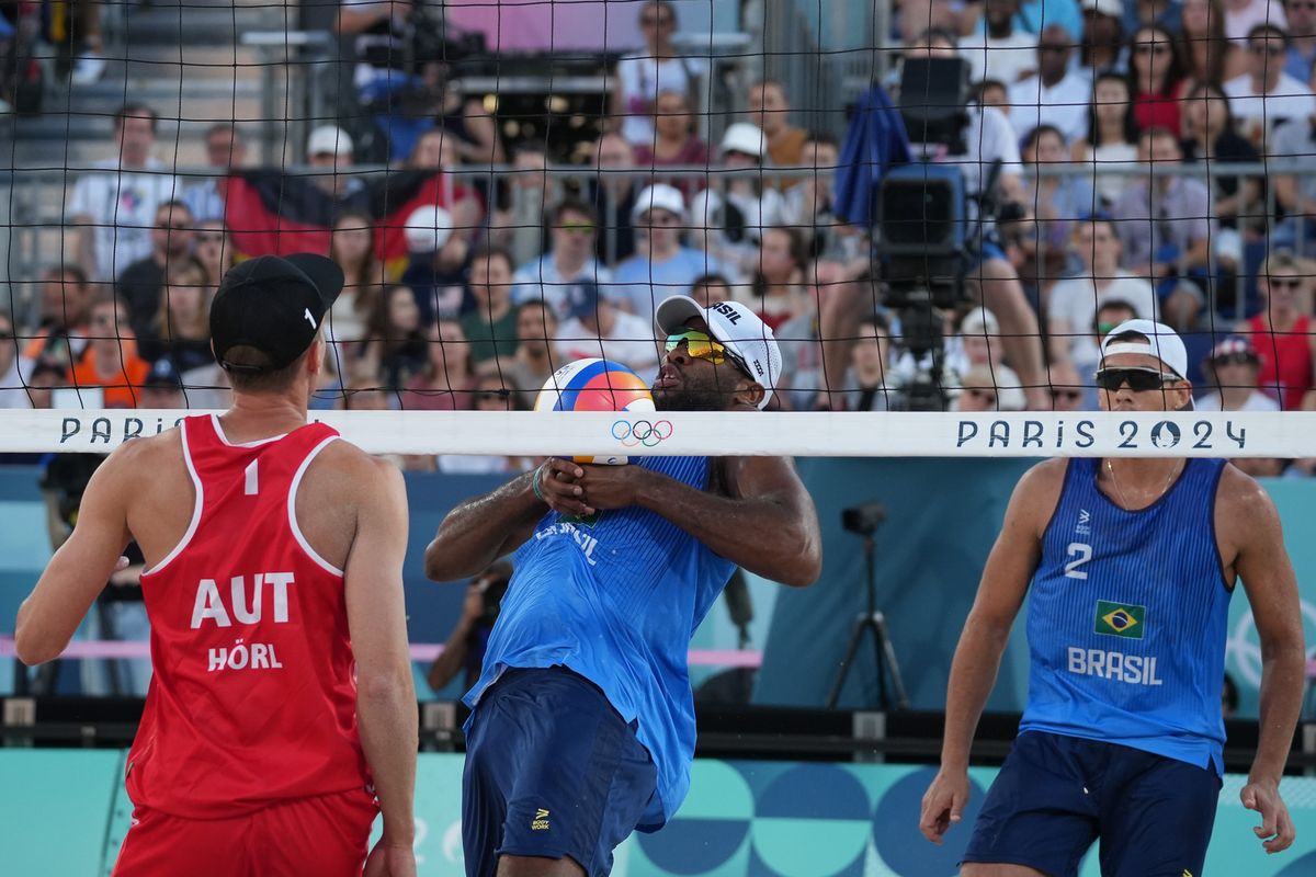 A dupla brasileira Evandro/Arthur vence os austríacos Horst e Horl no Eiffel Tower Stadium; Veja imagens. por Vitor Jubini