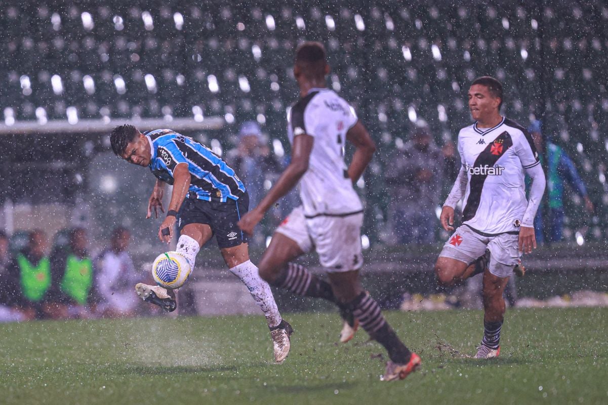 Grêmio e Vasco jogaram em um campo encharcado e sem condições de a bola rolar em Chapecó