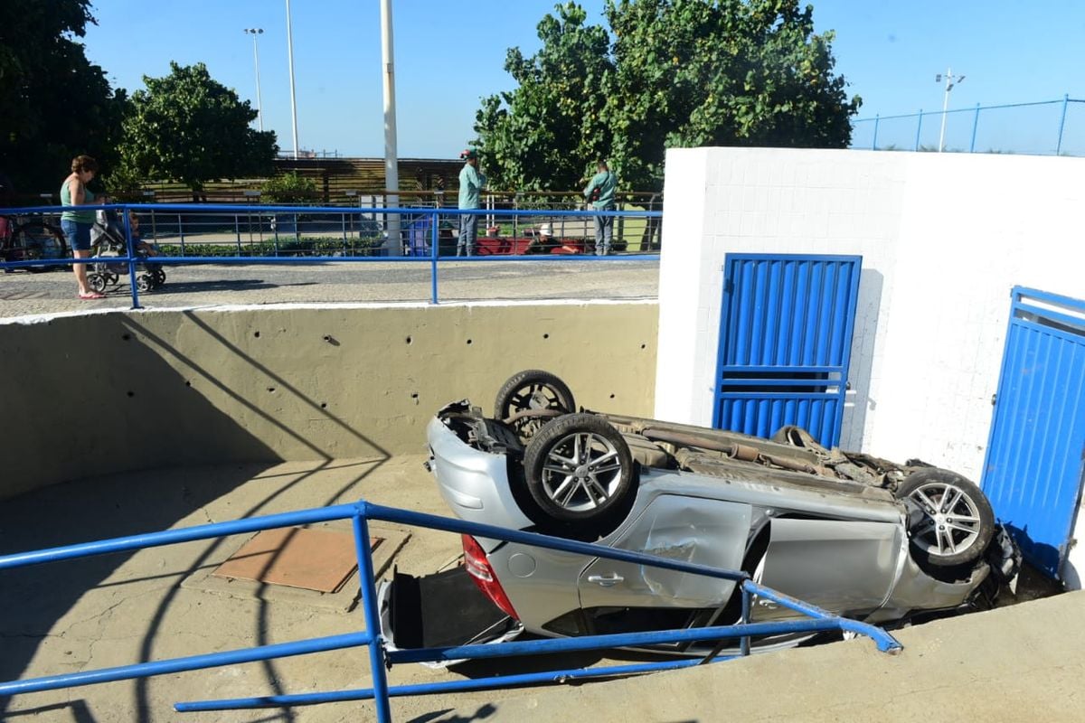 Carro caído em estação de bombeamento da Cesan, na segunda-feira (29)