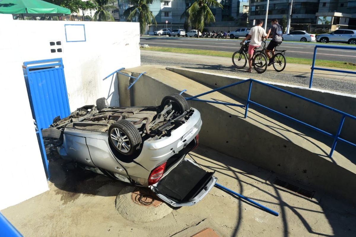 Carro caído em estação de bombeamento da Cesan, na segunda-feira (29) por Ricardo Medeiros