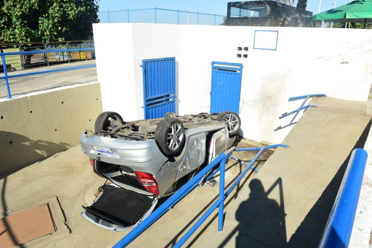 Carro caído em estação de bombeamento da Cesan, na segunda-feira (29) por Ricardo Medeiros