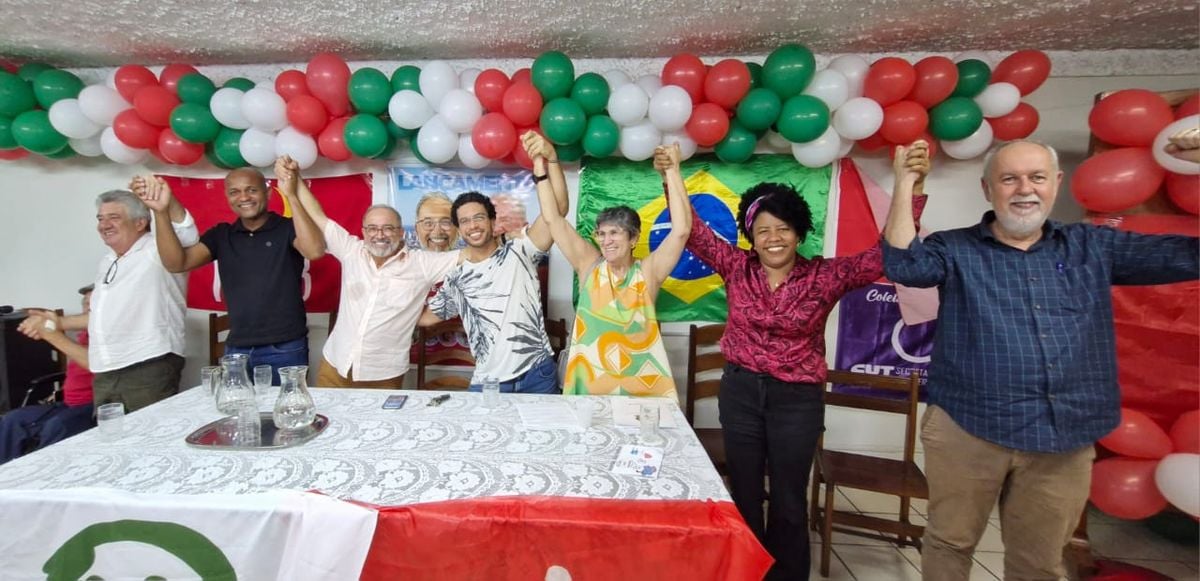 João Batista Babá (de óculos) e Professor Rodrigo (camisa floral) entre lideranças da federação