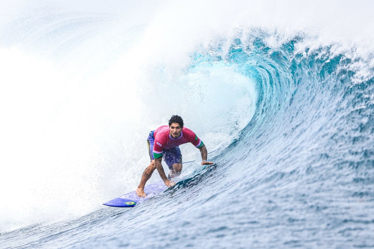 Gabriel Medina conseguiu um tubo perfeito para avançar às quartas nas Olimpíadas