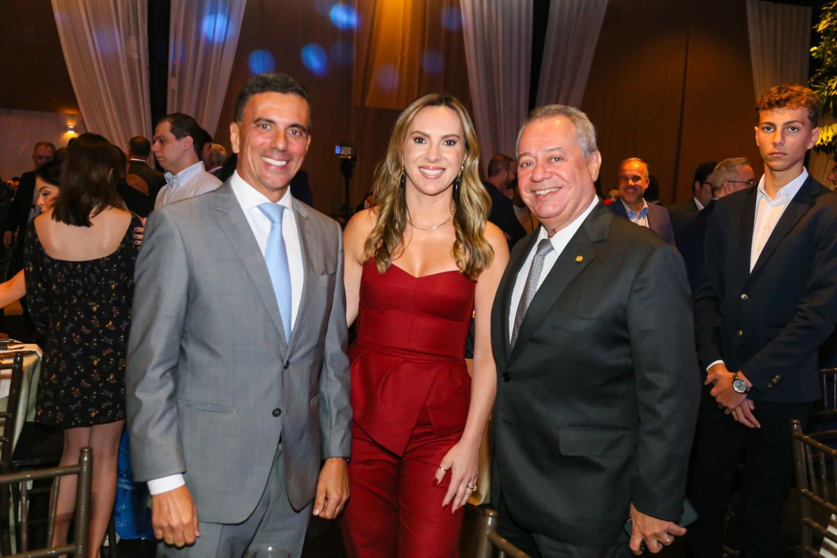 Os presidentes eméritos Léo de Castro e Cris Samorini ao lado do presidente da CNI, Ricardo Alban