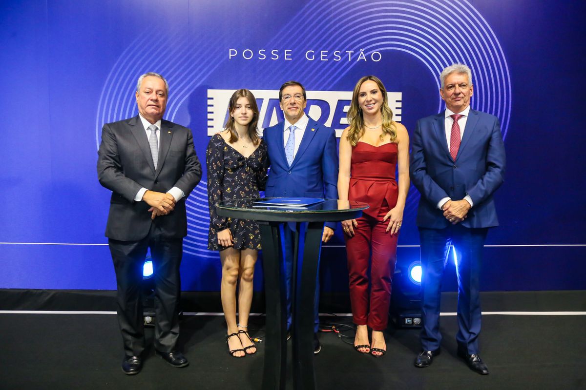 Ricardo Alban, presidente da CNI; Julia, filha do presidente Paulo Baraona (ao centro), Cris Samorini, presidente emérita da Findes, e Aristóteles Passos Costa Neto, presidente da comissão eleitoral da Findes