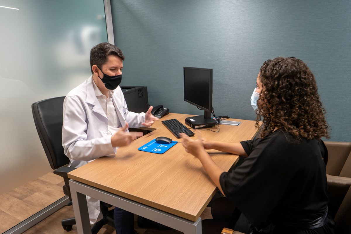 Segundo Adriana, a acreditação hospitalar certifica a qualidade e segurança dos serviços prestados pelo hospital e os colaboradores