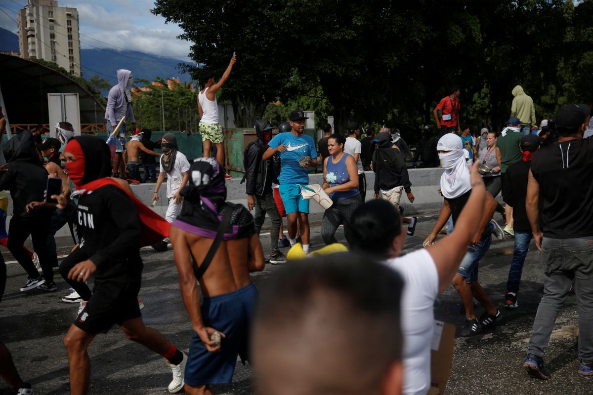Manifestantes venezuelanos protestam contra vitória de Nicolás Maduro após votação de domingo (28)